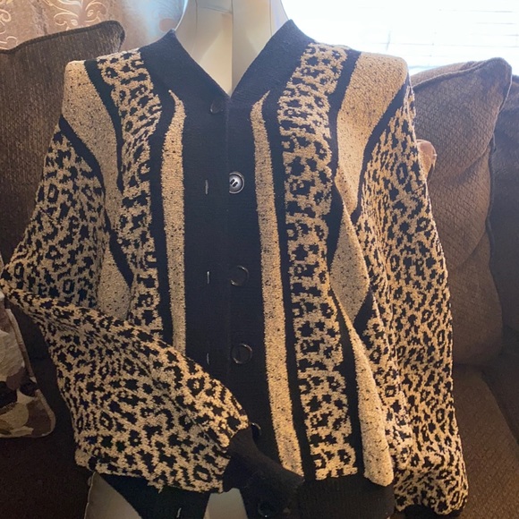Jackets & Blazers - I love this printed Sweater/Jacket